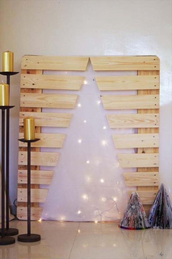 arvores de natal feitas com pallets de madeira