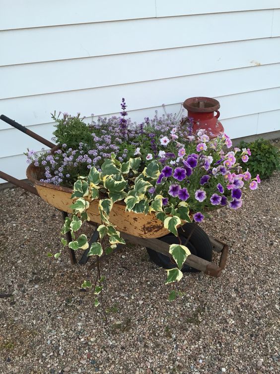 decoracao de jardim com carrinhos de pedreiro 1