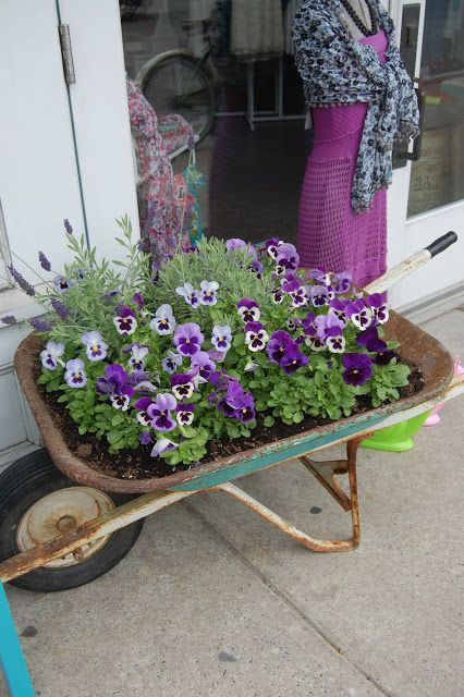decoracao de jardim com carrinhos de pedreiro 3
