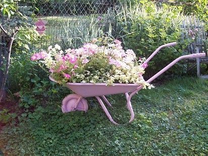 decoracao de jardim com carrinhos de pedreiro 8