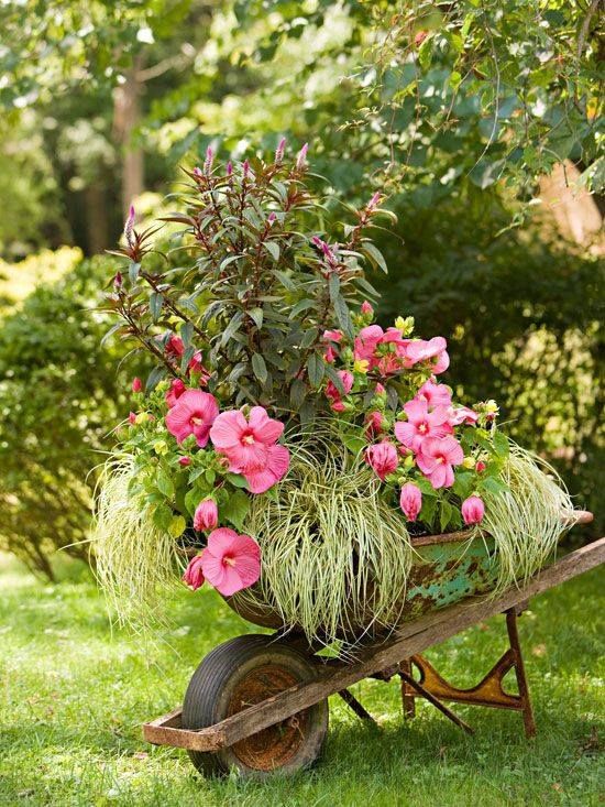 decoracao de jardim com carrinhos de pedreiro