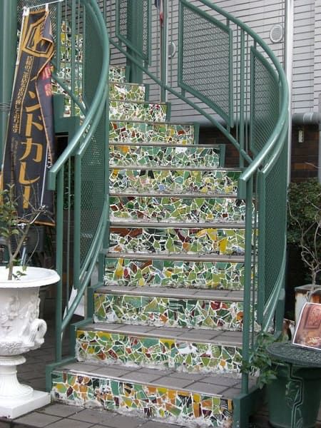 escadas decoradas com mosaicos