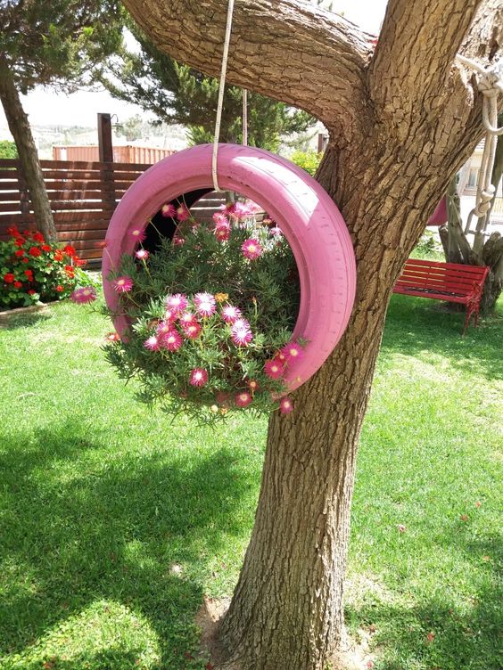 ideias diferentes decorar jardim pneus flores