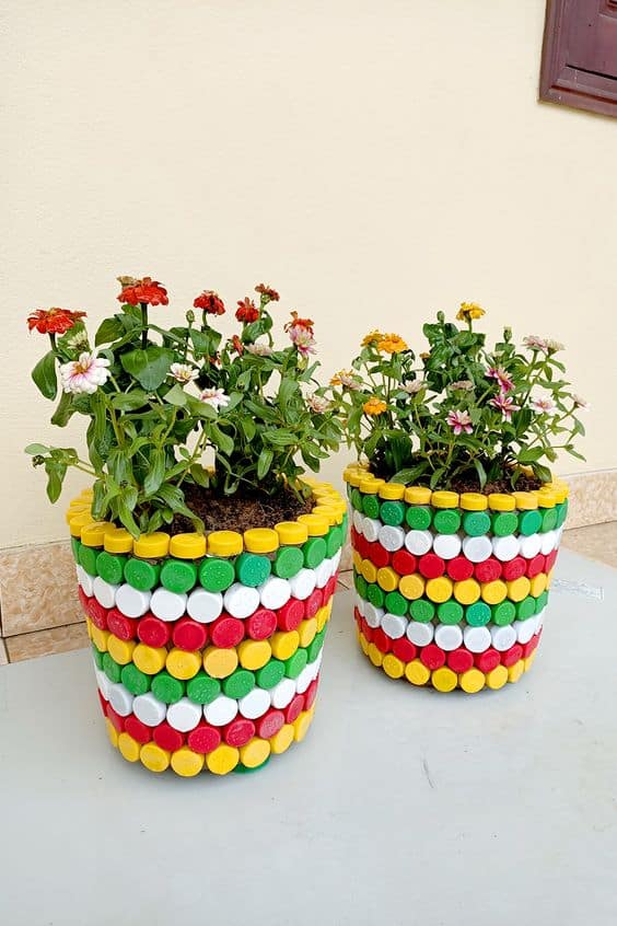 vasos de flores feitos com tampinhas de garrafas pet 1