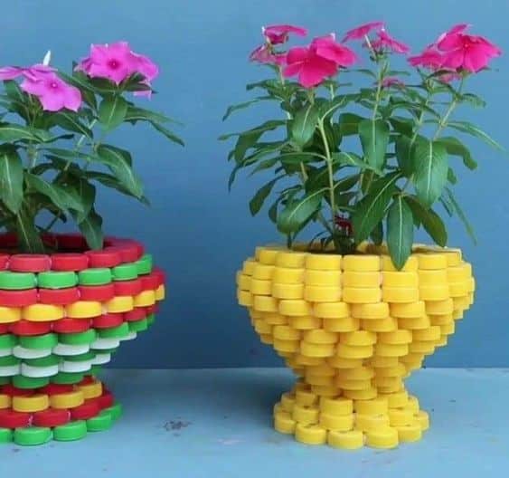 vasos de flores feitos com tampinhas de garrafas pet 3