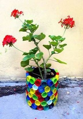 vasos de flores feitos com tampinhas de garrafas pet 5